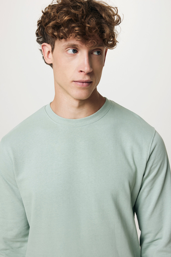 Homme portant un sweat vert clair