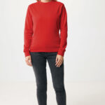 Femme portant un sweat rouge et jean noir