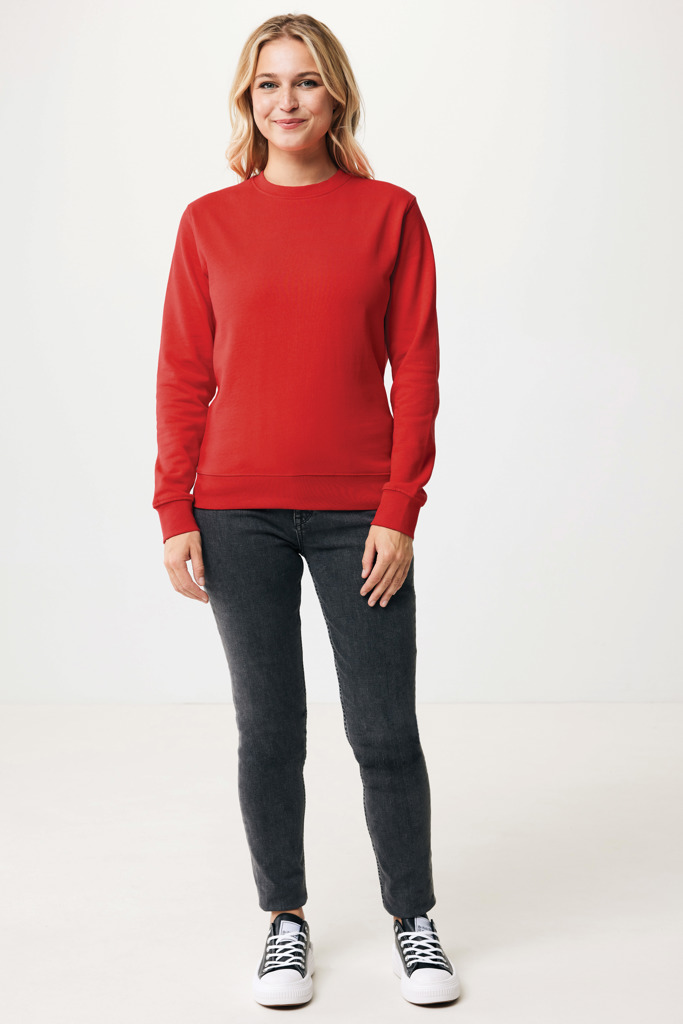 Femme portant un sweat rouge et jean noir