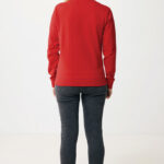 Personne portant un sweat rouge et jean gris