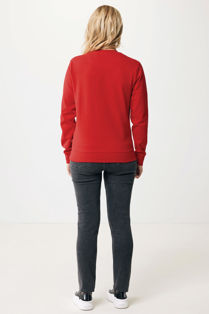 Personne portant un sweat rouge et jean gris