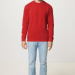 Homme portant un sweat rouge et jean clair