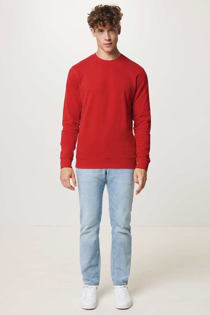 Homme portant un sweat rouge et jean clair