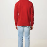 Personne portant un sweat rouge et jean clair