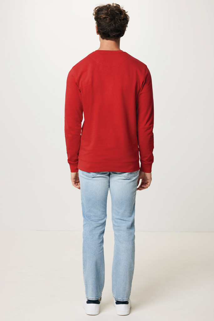 Personne portant un sweat rouge et jean clair