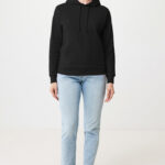 Personne portant un sweat noir et jean clair