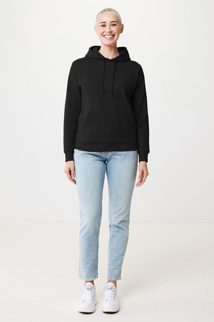 Personne portant un sweat noir et jean clair
