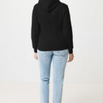 Personne portant un sweat noir et jean clair