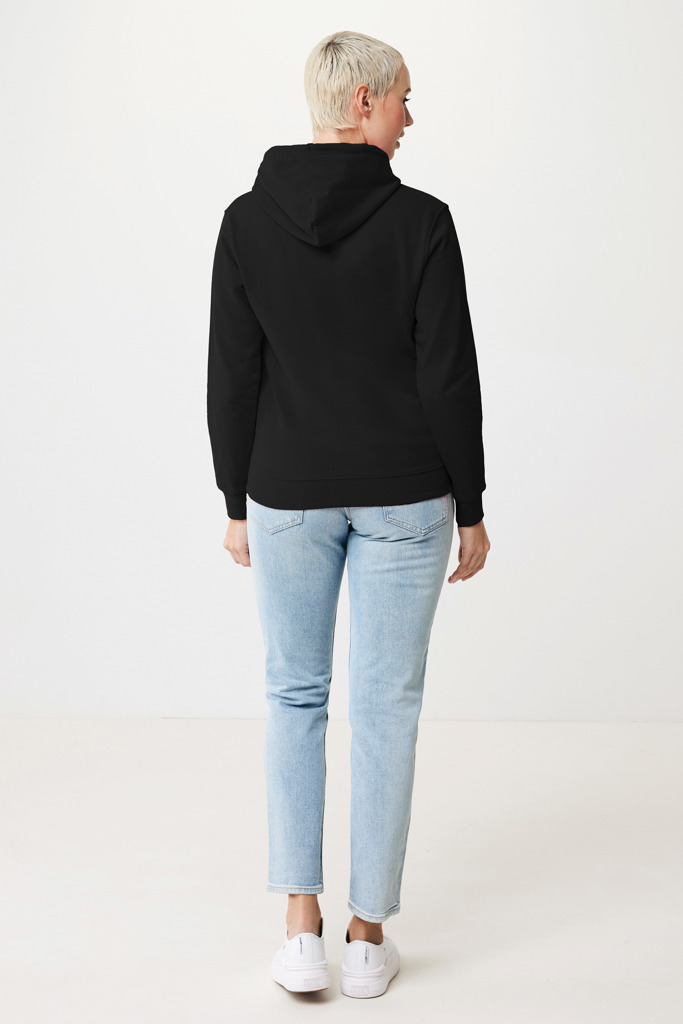 Personne portant un sweat noir et jean clair