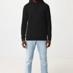 Homme portant un sweat noir et jean clair