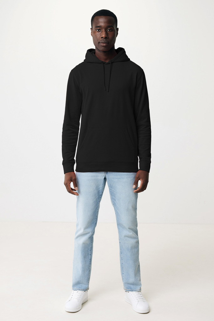 Homme portant un sweat noir et jean clair