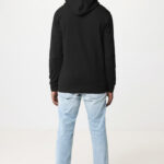 Personne portant un sweat noir et jean clair