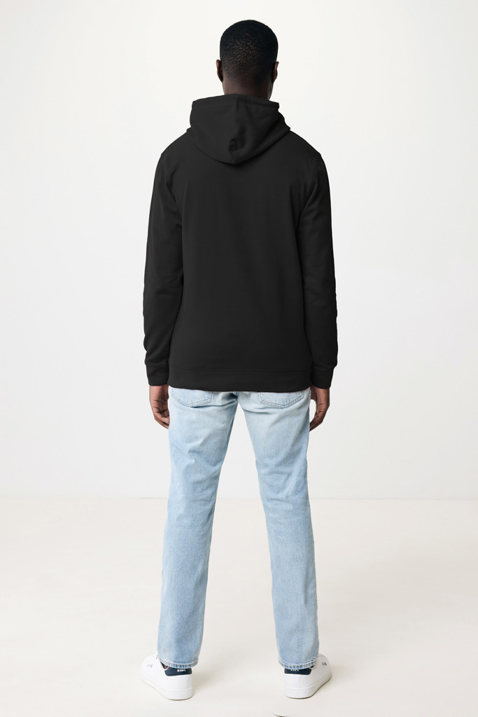Personne portant un sweat noir et jean clair