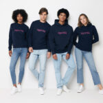 Quatre personnes portent des sweats iqoniq bleu marine.