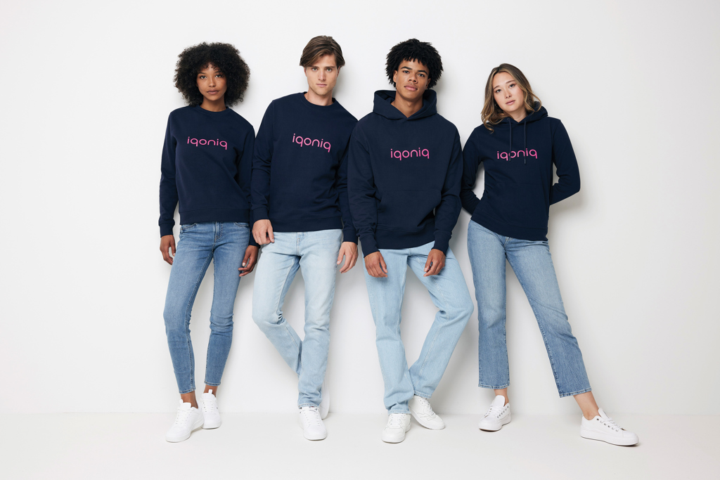 Quatre personnes portent des sweats iqoniq bleu marine.