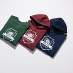 Sweats iqoniq verts, bordeaux et bleus alignés
