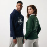 Deux personnes portent des sweats décontractés.