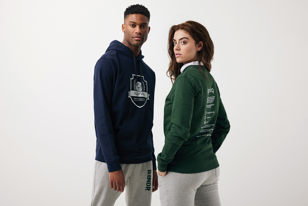 Deux personnes portent des sweats décontractés.