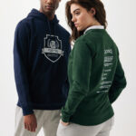 Deux personnes portent des sweats iqoniq modernes