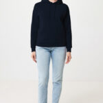 Personne portant un sweat à capuche bleu marine