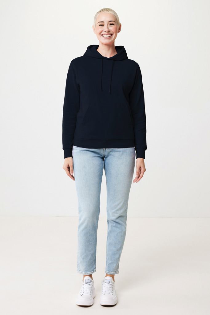 Personne portant un sweat à capuche bleu marine