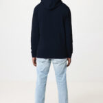 Personne portant un sweat noir et jean clair.