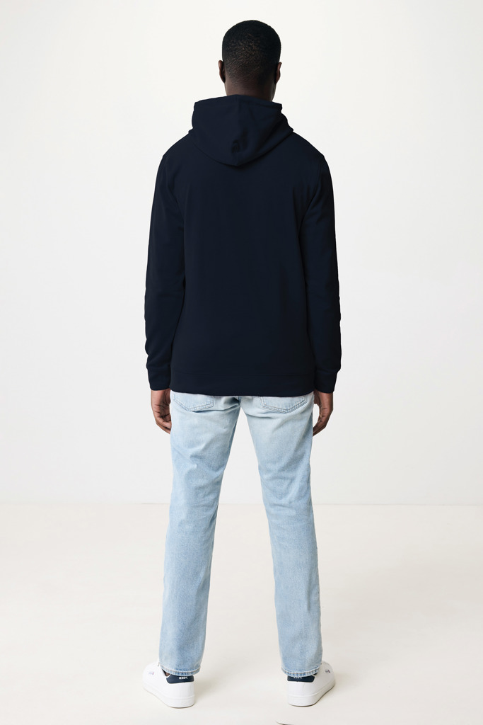Personne portant un sweat noir et jean clair.