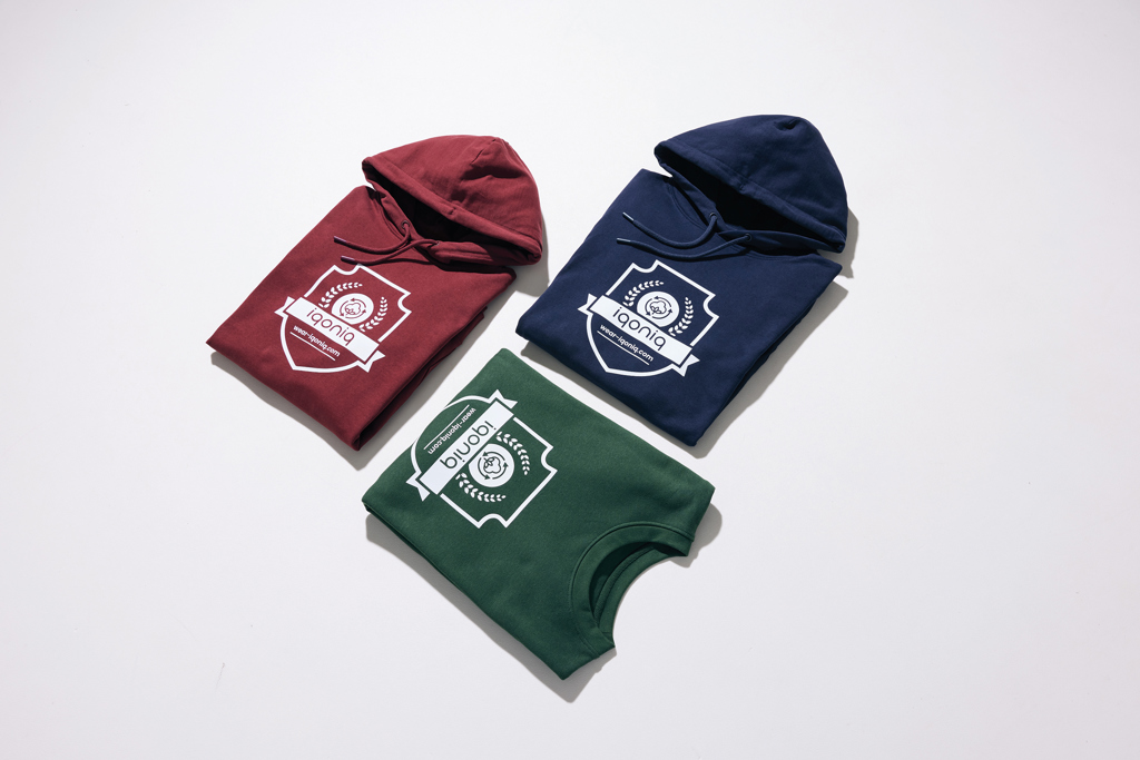 Sweats pliés rouge, bleu et vert avec logo imprimé