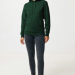 Personne portant un sweat vert et jean noir