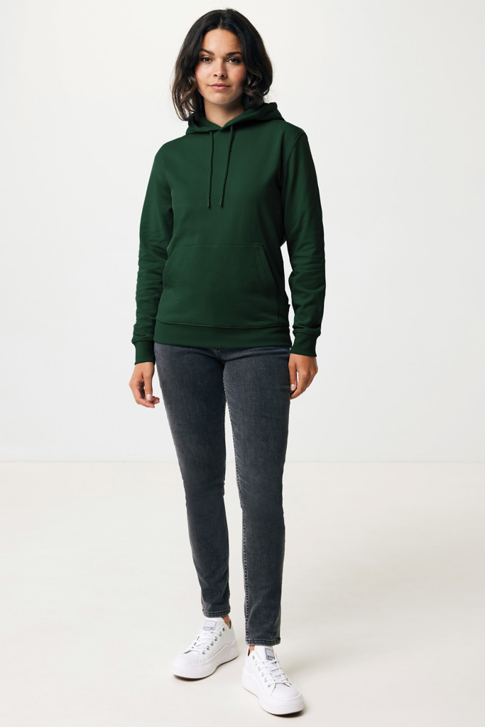 Personne portant un sweat vert et jean noir