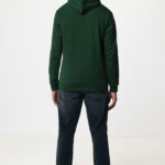 Homme portant un sweat vert et jean noir