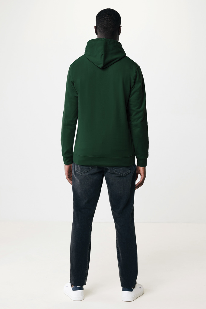 Homme portant un sweat vert et jean noir