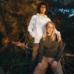 Deux personnes posent en sweat-shirts dans la nature