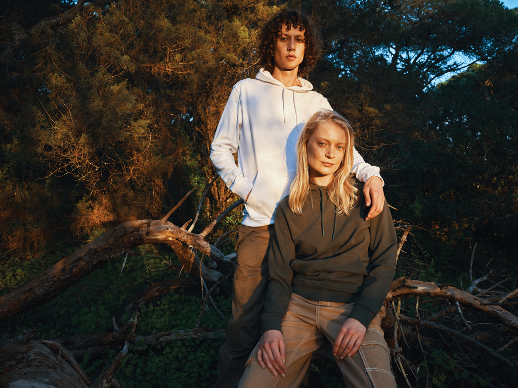 Deux personnes posent en sweat-shirts dans la nature
