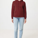 Personne portant un sweat bordeaux et un jean clair