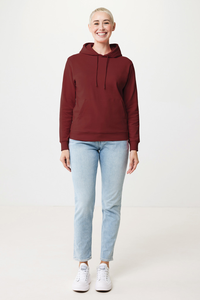 Personne portant un sweat bordeaux et un jean clair