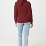 Personne portant un sweat bordeaux et un jean clair