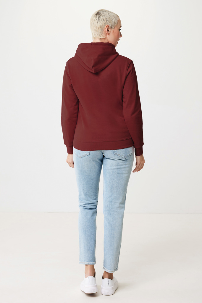 Personne portant un sweat bordeaux et un jean clair