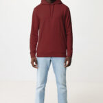 Homme portant un sweat bordeaux et jean clair