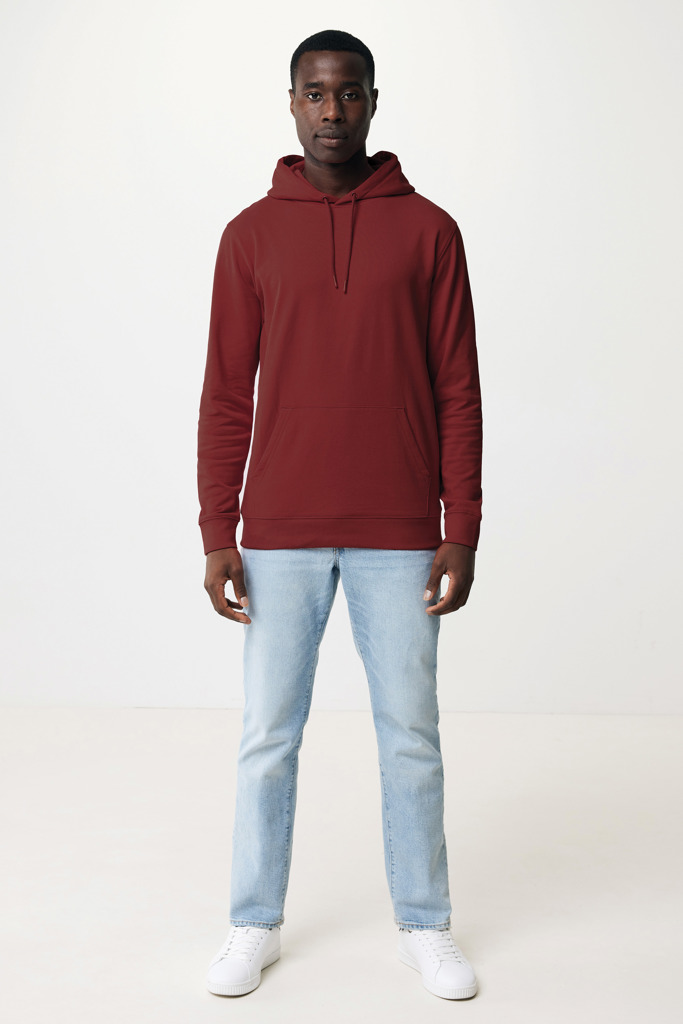 Homme portant un sweat bordeaux et jean clair