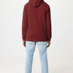 Homme portant un sweat bordeaux et jean clair