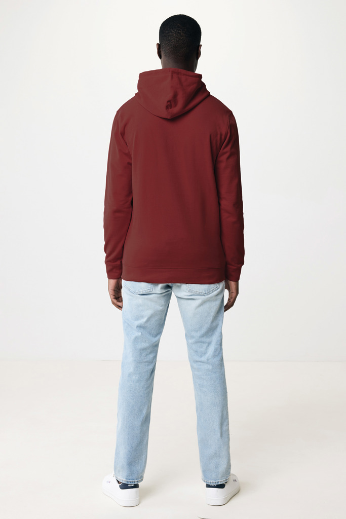 Homme portant un sweat bordeaux et jean clair
