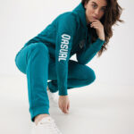 Femme en survêtement turquoise et baskets blanches