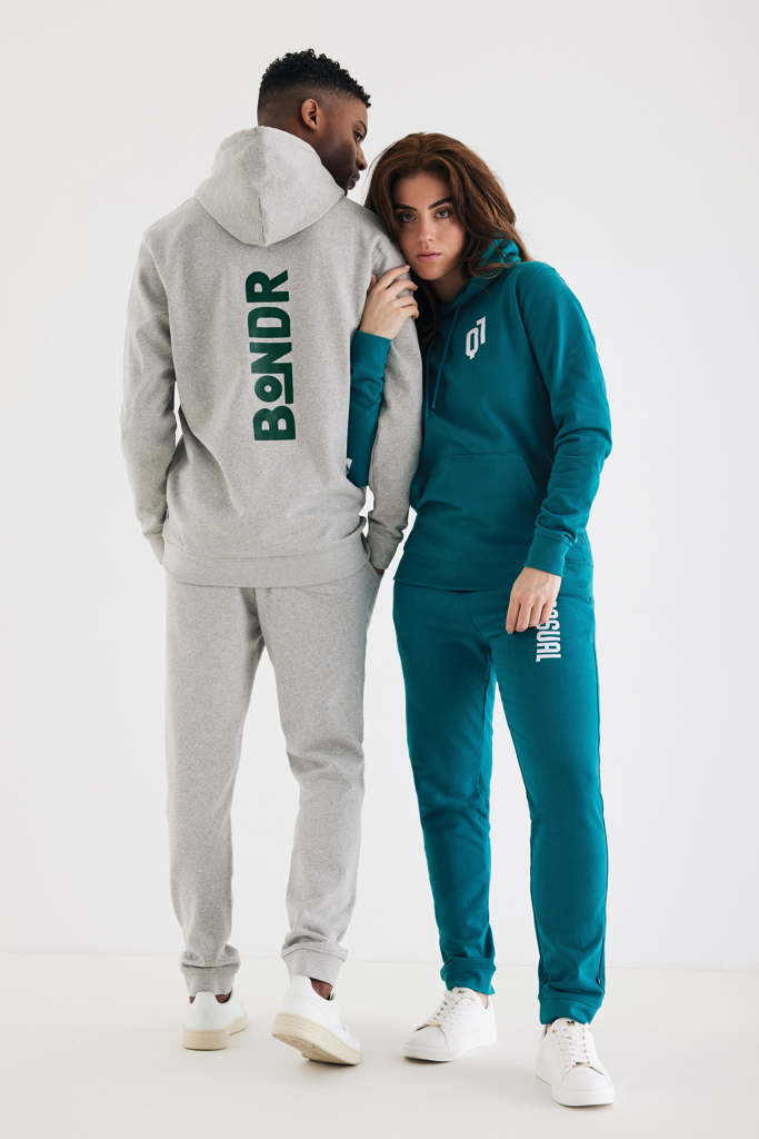 Deux personnes portent des ensembles de survêtement colorés.