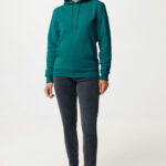 Personne portant un sweat à capuche vert et jean noir