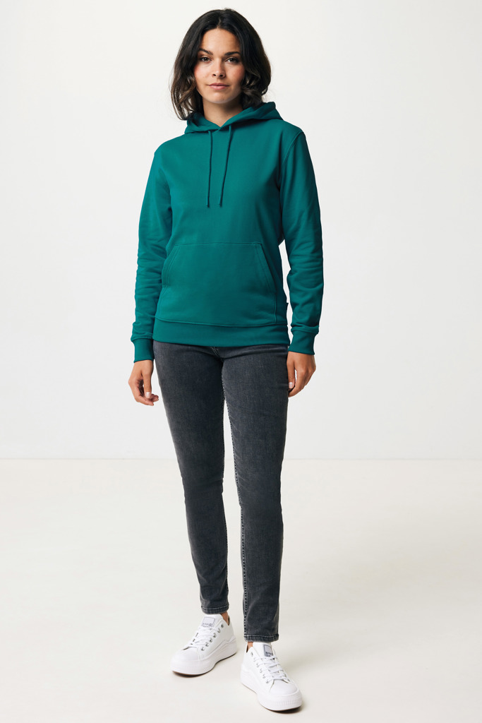 Personne portant un sweat à capuche vert et jean noir