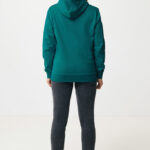 Personne portant un sweat à capuche vert foncé