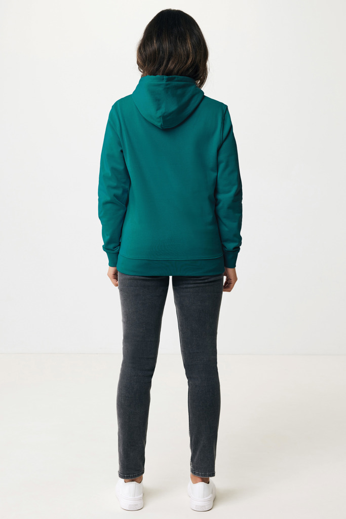 Personne portant un sweat à capuche vert foncé