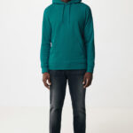 Homme portant un sweat vert et jean noir