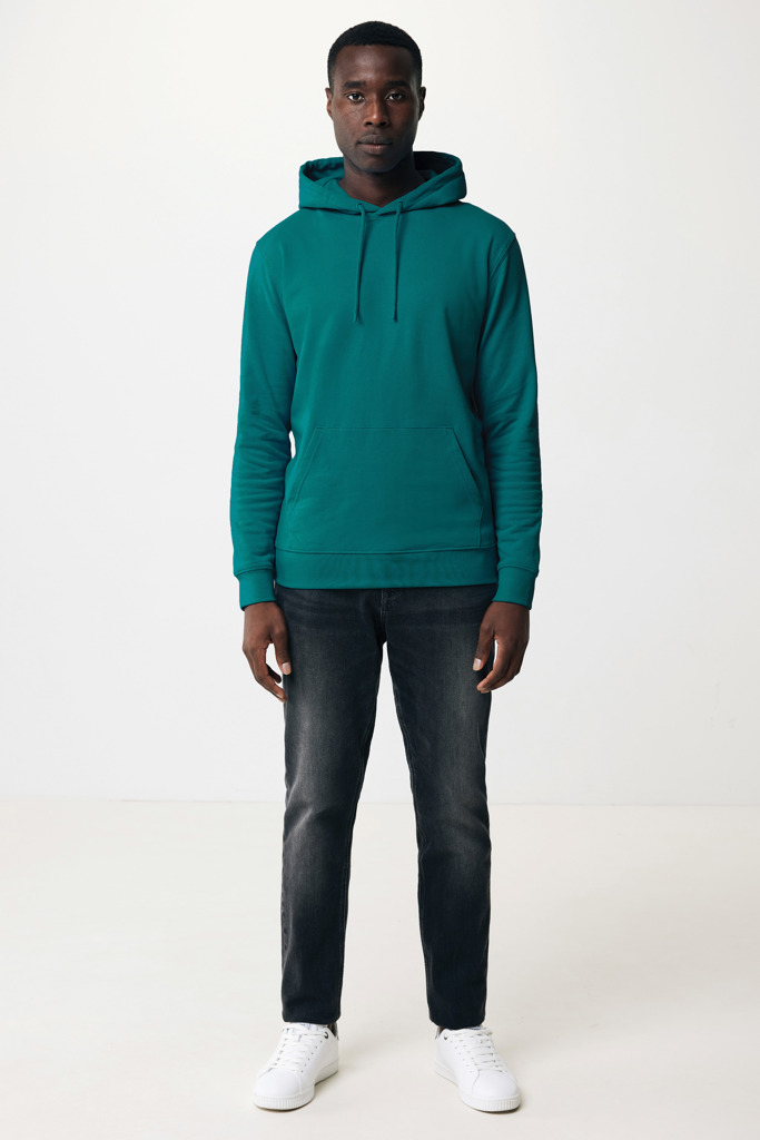 Homme portant un sweat vert et jean noir